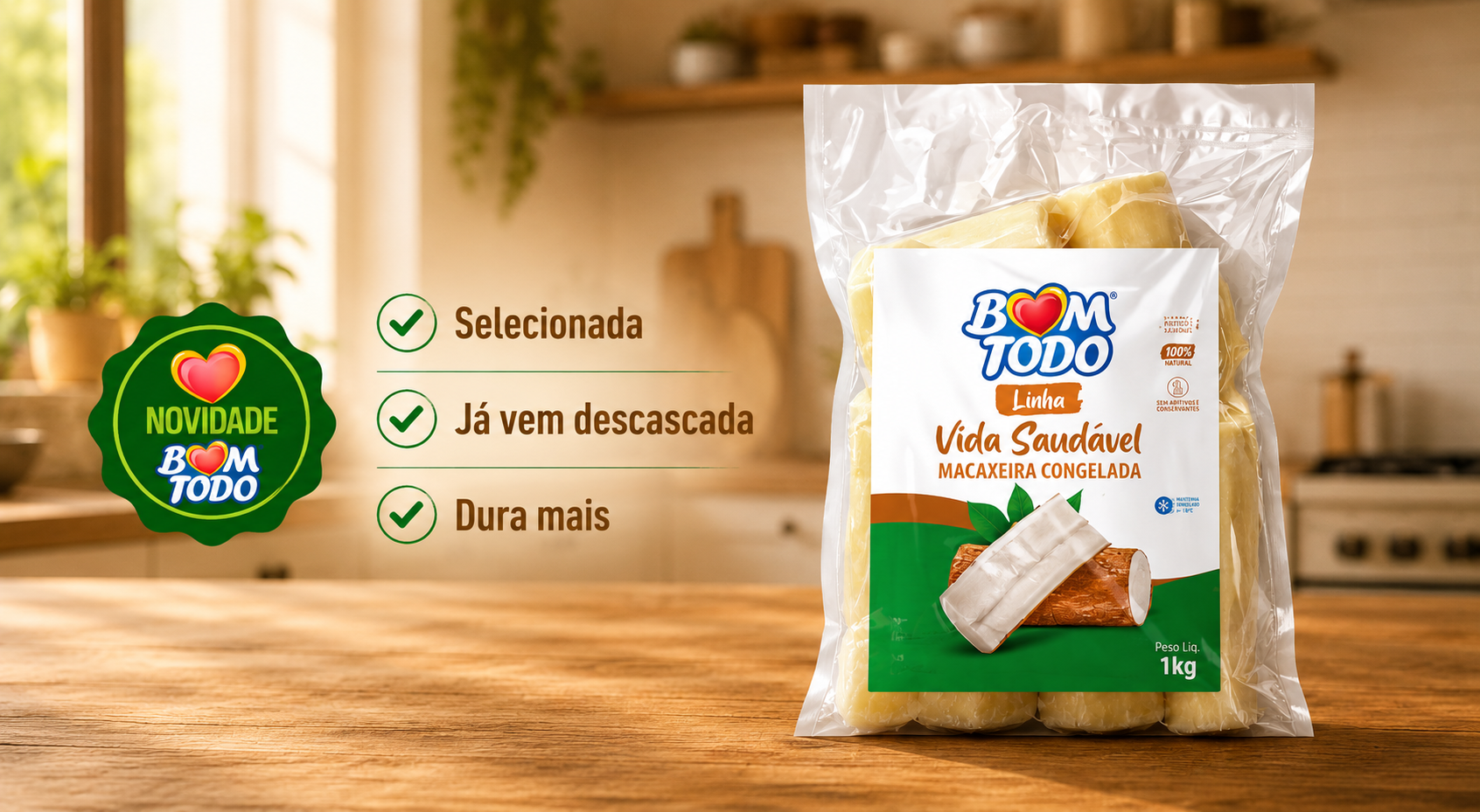 Macaxeira Congelada Bom Todo 1kg sobre mesa de cozinha com selo Novidade Bom Todo